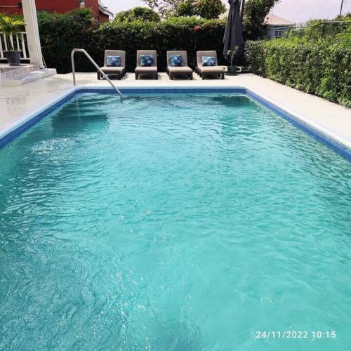 3 bedrooms luxurious pool house centrally located close to everything in Hampton 3 bedrooms luxurious pool house centrally located close to everything in Hampton