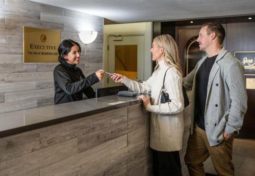 Vestíbulo, Mountain Side Hotel Whistler by Executive in Whistler (BC) Vestíbulo, Mountain Side Hotel Whistler by Executive in Whistler (BC)