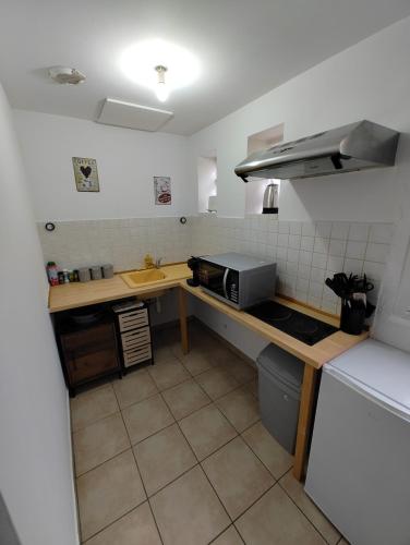 Kitchen, Cosy Studio in Pont-de-l'Arche Kitchen, Cosy Studio in Pont-de-l'Arche