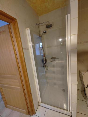 Shower, Cosy Studio in Pont-de-l'Arche Shower, Cosy Studio in Pont-de-l'Arche