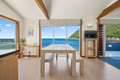 Exterior view, Lil' House By The Bay - Owhiro Bay Retreat in Suburb Exterior view, Lil' House By The Bay - Owhiro Bay Retreat in Suburb