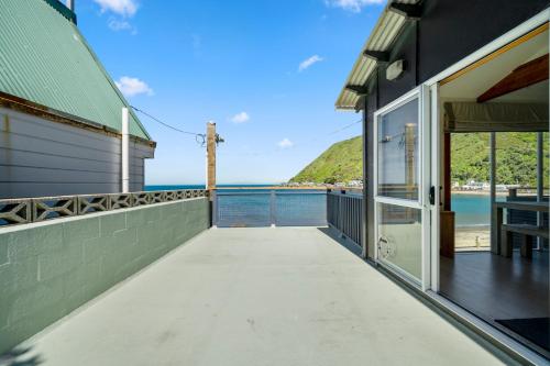 Exterior view, Lil' House By The Bay - Owhiro Bay Retreat in Suburb Exterior view, Lil' House By The Bay - Owhiro Bay Retreat in Suburb