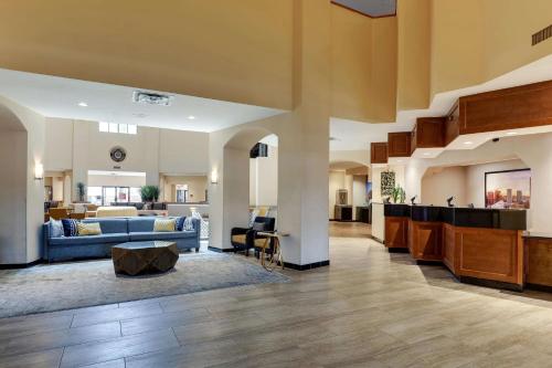 Lobby, Drury Inn & Suites Phoenix Airport in Phoenix (AZ) Lobby, Drury Inn & Suites Phoenix Airport in Phoenix (AZ)