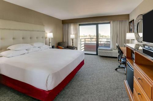 Drury Inn & Suites Phoenix Airport in Phoenix (AZ) Drury Inn & Suites Phoenix Airport in Phoenix (AZ)