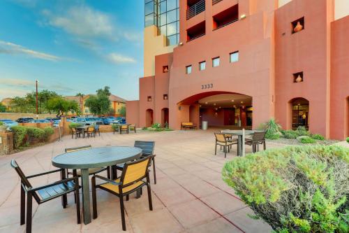 Exterior view, Drury Inn & Suites Phoenix Airport in Phoenix (AZ) Exterior view, Drury Inn & Suites Phoenix Airport in Phoenix (AZ)