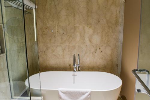 Salle de bain, Marianna Resort & Convention Tuktuk – Samosir, Marclan Collection in Samosir Salle de bain, Marianna Resort & Convention Tuktuk – Samosir, Marclan Collection in Samosir