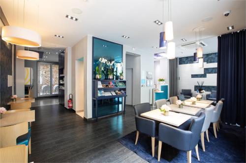 Prince Albert Montmartre near Basilique du Sacre-Coeur de Montmartre Prince Albert Montmartre near Basilique du Sacre-Coeur de Montmartre