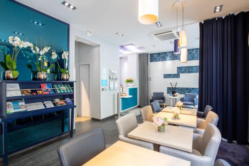 Prince Albert Montmartre near Basilique du Sacre-Coeur de Montmartre Prince Albert Montmartre near Basilique du Sacre-Coeur de Montmartre