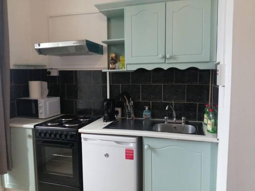 Perfect apartment - close to the train station in Saint Luke's Cross Perfect apartment - close to the train station in Saint Luke's Cross