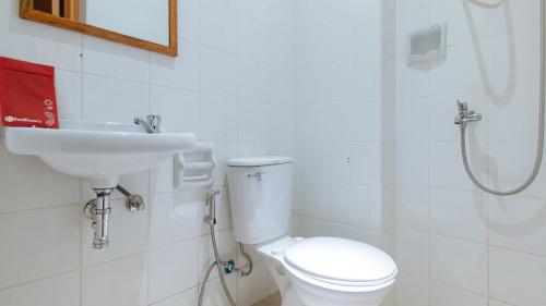 Bathroom, RedDoorz @ PVC Pension Haus in Tagum Bathroom, RedDoorz @ PVC Pension Haus in Tagum