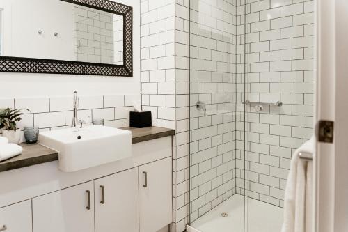 Bathroom, Daylesford Art Motel in Daylesford and Macedon Ranges Bathroom, Daylesford Art Motel in Daylesford and Macedon Ranges