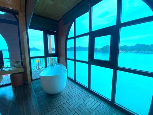 Le Pont Bungalow Hostel in Cat Ba Island Le Pont Bungalow Hostel in Cat Ba Island