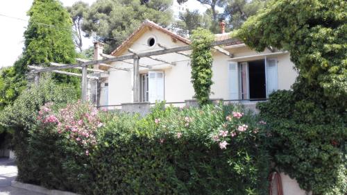 This photo about Hotel du Rocher shared on HyHotel.com