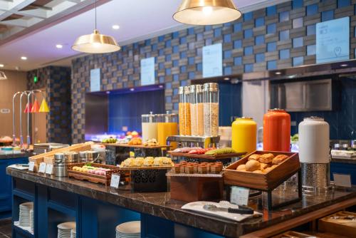 Food and beverages, Holiday Inn Express Beijing Downtown By IHG in Wangfujing Street & Forbidden City Food and beverages, Holiday Inn Express Beijing Downtown By IHG in Wangfujing Street & Forbidden City