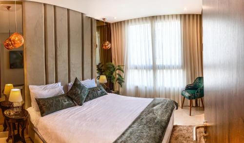 The 5* Blue Wall Studio - King Bed - High Standards