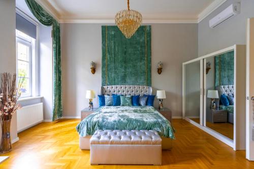 Liszt Ferenc old luxurious flat next to Synagogue