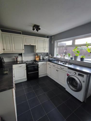 Konyha, Modern Shared Home for Young Adults 10 min to City Centre in Smethwick Konyha, Modern Shared Home for Young Adults 10 min to City Centre in Smethwick