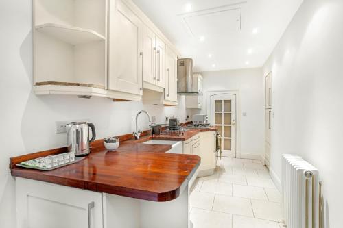 The Place near Scottish National Portrait Gallery The Place near Scottish National Portrait Gallery