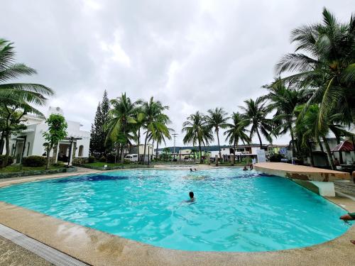 Kolam renang, Rumah 45 m² dengan 2 kamar tidur dan 1 kamar mandi pribadi di Calapan (Vacation Transient Guest House Rental Calapan L43) in Calapan Kolam renang, Rumah 45 m² dengan 2 kamar tidur dan 1 kamar mandi pribadi di Calapan (Vacation Transient Guest House Rental Calapan L43) in Calapan