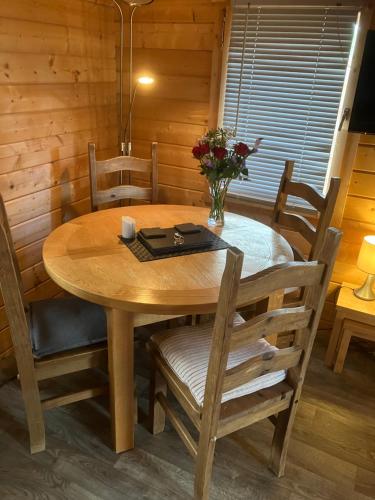 Log Cabin in the City with hot tub in Smithton Log Cabin in the City with hot tub in Smithton