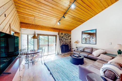 Huntington Lake Condo #38 in Lakeshore (CA) Huntington Lake Condo #38 in Lakeshore (CA)