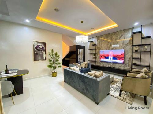 Shared lounge/TV area, IVYs 4 Bedroom Luxury Entire Apartment Duplex with Wifi in Lekki in Lekki Shared lounge/TV area, IVYs 4 Bedroom Luxury Entire Apartment Duplex with Wifi in Lekki in Lekki