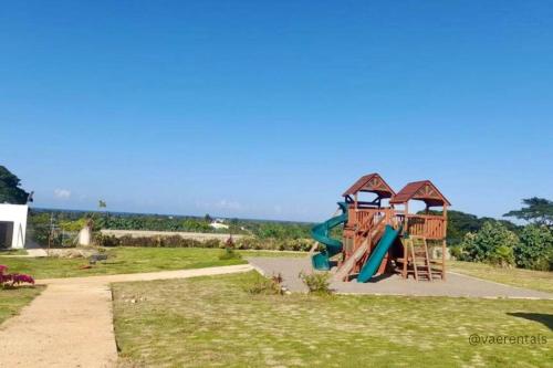 aire de jeux pour enfants, VaeTropicalParadise Free Beach & Pool Access in Discovery Bay aire de jeux pour enfants, VaeTropicalParadise Free Beach & Pool Access in Discovery Bay