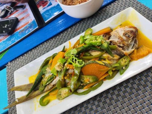 Nourriture et boissons, VaeTropicalParadise Free Beach & Pool Access in Discovery Bay Nourriture et boissons, VaeTropicalParadise Free Beach & Pool Access in Discovery Bay