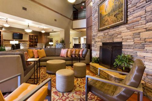 Lobby, Drury Inn & Suites Flagstaff near Thorpe Park Lobby, Drury Inn & Suites Flagstaff near Thorpe Park