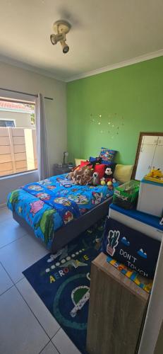 Quaint Family home, walking distance to the beach