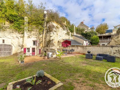 Gîte Les Ulmes, 3 pièces, 4 personnes - FR-1-622-69 (Gite troglodyte unique avec jacuzzi, billard et jardin, pres de Doue La Fontaine et Saumur - FR-1-62) in Meigne Gîte Les Ulmes, 3 pièces, 4 personnes - FR-1-622-69 (Gite troglodyte unique avec jacuzzi, billard et jardin, pres de Doue La Fontaine et Saumur - FR-1-62) in Meigne