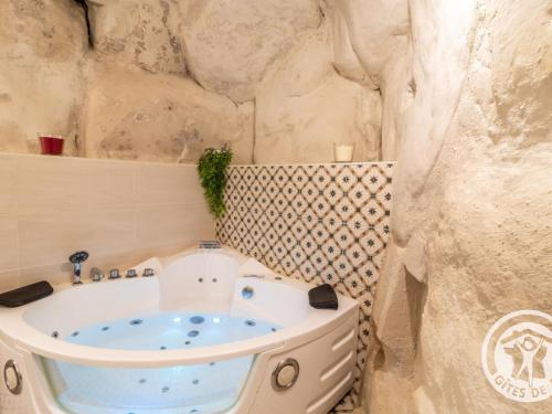 Gîte Les Ulmes, 3 pièces, 4 personnes - FR-1-622-69 (Gite troglodyte unique avec jacuzzi, billard et jardin, pres de Doue La Fontaine et Saumur - FR-1-62) in Meigne Gîte Les Ulmes, 3 pièces, 4 personnes - FR-1-622-69 (Gite troglodyte unique avec jacuzzi, billard et jardin, pres de Doue La Fontaine et Saumur - FR-1-62) in Meigne
