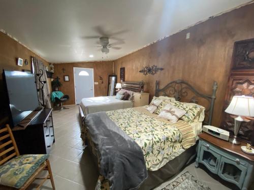 Hilda's Garage~Bandera, TX. in Bandera (TX) Hilda's Garage~Bandera, TX. in Bandera (TX)