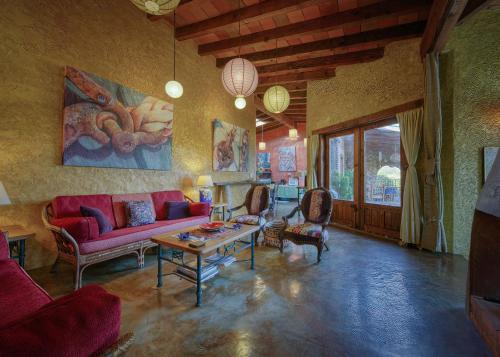 Shared lounge/TV area, Quinta Maria en la Ruta del Vino in San Antonio de las Minas Shared lounge/TV area, Quinta Maria en la Ruta del Vino in San Antonio de las Minas