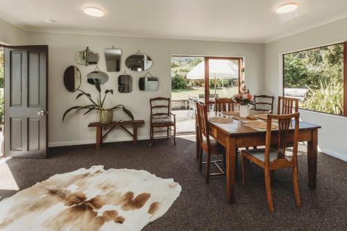 Wharepuni Oakura Retreat in Kaitake Wharepuni Oakura Retreat in Kaitake