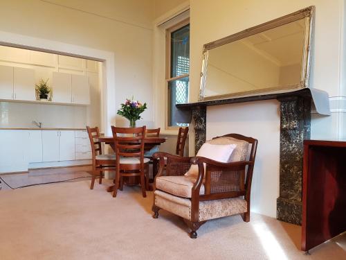 Cocina, Anglesey House Iconic Forbes CBD Heritage Home in Forbes Cocina, Anglesey House Iconic Forbes CBD Heritage Home in Forbes