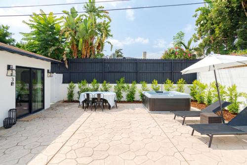Balcony/terrace, Elegant Guest unit Universal sleeps 6 hot tub in Sherman Oaks Balcony/terrace, Elegant Guest unit Universal sleeps 6 hot tub in Sherman Oaks