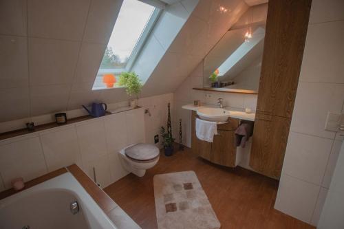 Bathroom, Ferienwohnung-Bordesholm / Inh. Fam. Gabriel in Muhbrook Bathroom, Ferienwohnung-Bordesholm / Inh. Fam. Gabriel in Muhbrook