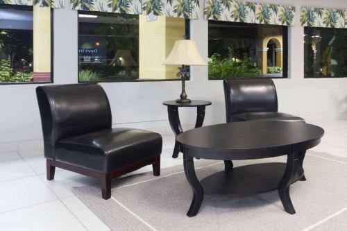 Αίθουσα υποδοχής, Days Inn by Wyndham Sarasota I-75 in Σαρασότα(Φλόριντα) Αίθουσα υποδοχής, Days Inn by Wyndham Sarasota I-75 in Σαρασότα(Φλόριντα)