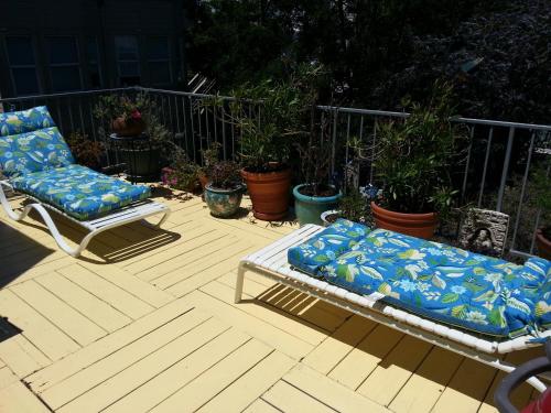 Centrally located; Walk anywhere! in Haight Ashbury Centrally located; Walk anywhere! in Haight Ashbury
