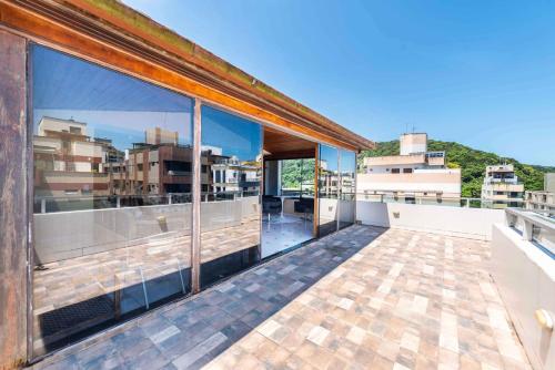 Erkély/terasz, Cobertura em Enseada: 10 min da praia/Wi-Fi/TV in Enseada Erkély/terasz, Cobertura em Enseada: 10 min da praia/Wi-Fi/TV in Enseada