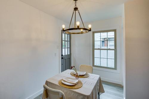 Adorable Dallas Cottage with Dedicated Workspace! in Хайленд Медоус Adorable Dallas Cottage with Dedicated Workspace! in Хайленд Медоус