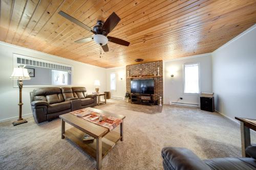 North Jackson Vacation Rental with Wraparound Deck! in 俄亥俄州坎菲爾德 North Jackson Vacation Rental with Wraparound Deck! in 俄亥俄州坎菲爾德
