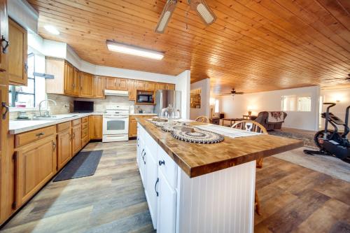 North Jackson Vacation Rental with Wraparound Deck! in 俄亥俄州坎菲爾德 North Jackson Vacation Rental with Wraparound Deck! in 俄亥俄州坎菲爾德