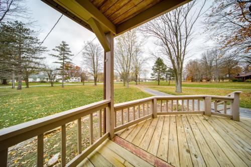 North Jackson Vacation Rental with Wraparound Deck! in 俄亥俄州坎菲爾德 North Jackson Vacation Rental with Wraparound Deck! in 俄亥俄州坎菲爾德