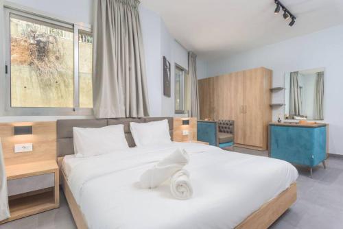 Grey 305, Modern 2Bedroom Apartment in Awkar in 주크 엘 카라브 Grey 305, Modern 2Bedroom Apartment in Awkar in 주크 엘 카라브