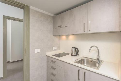 Grey 305, Modern 2Bedroom Apartment in Awkar in 주크 엘 카라브 Grey 305, Modern 2Bedroom Apartment in Awkar in 주크 엘 카라브