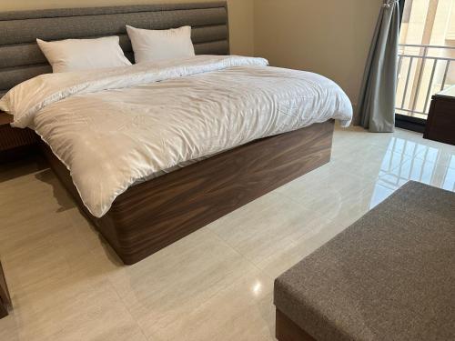 شقة فاخرة 3 غرف نوم وشرفة على الحديقة