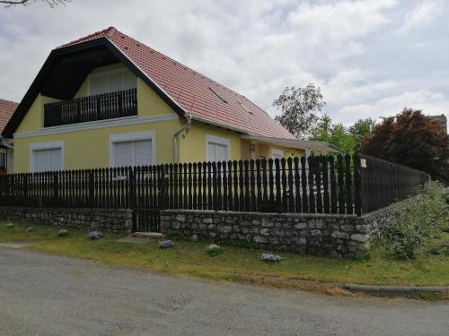 Fitt Vendégház (Fitt Vendeghaz) in Sümeg Fitt Vendégház (Fitt Vendeghaz) in Sümeg