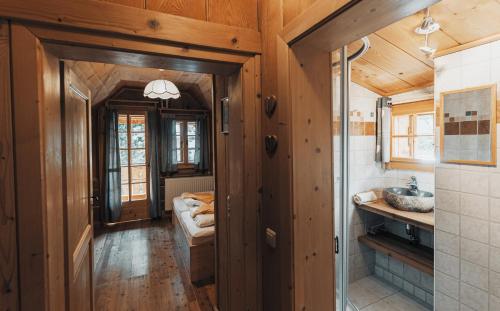 Baño, Mei Zeit Huttendorf in Turracher Hohe Baño, Mei Zeit Huttendorf in Turracher Hohe